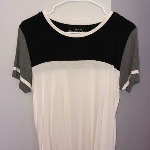 white Hollister tee shirt